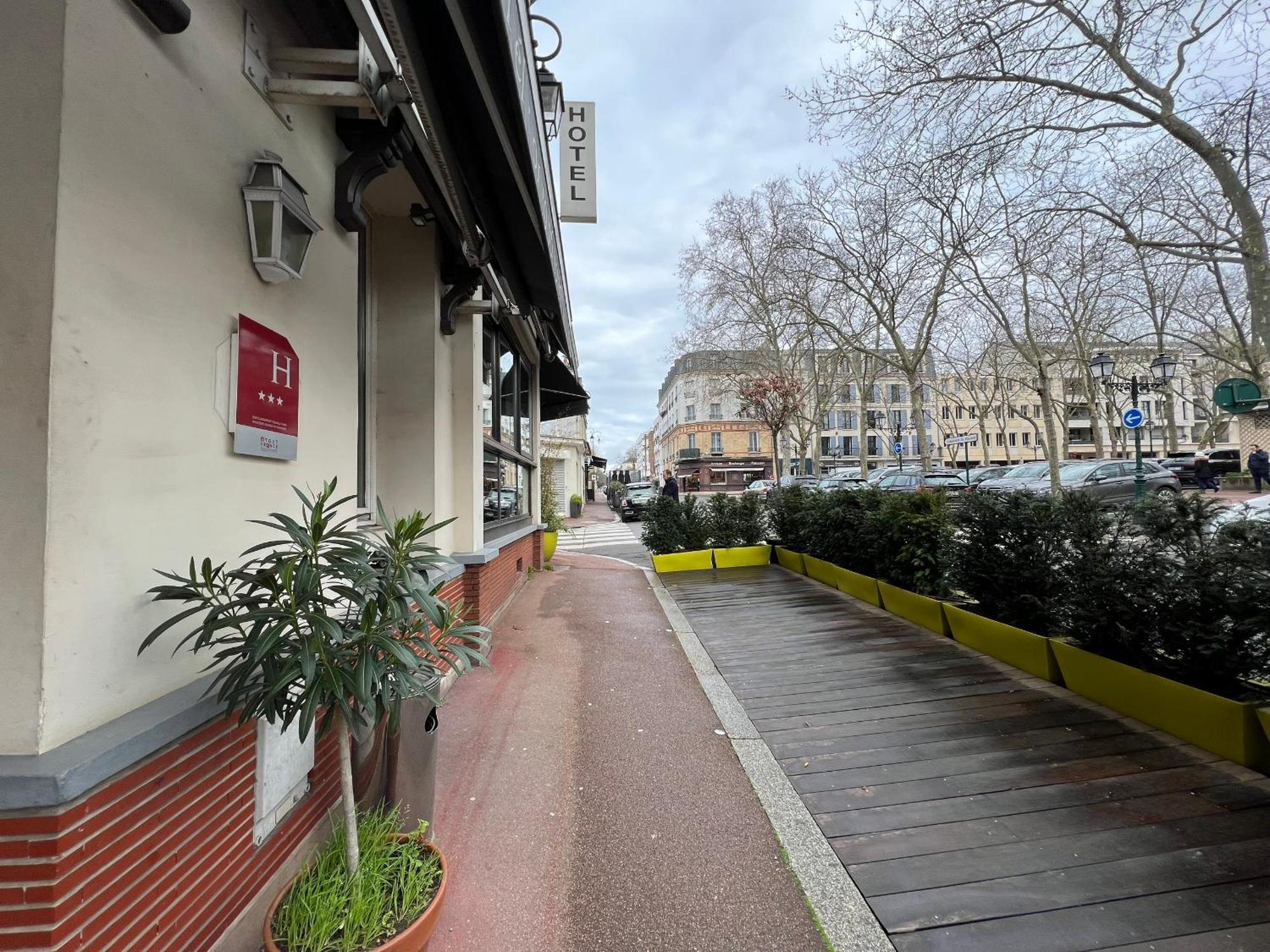 Hotel Des 3 Marches- Logis Hotel Restaurant Ле-Везине Экстерьер фото